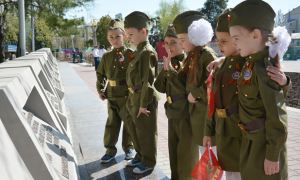 Мэрия Москвы закупит для учащихся школ солдатскую форму времен ВОВ