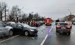 В Петербурге автомобилистка во время тест-драйва «Ауди» повредила 12 машин
