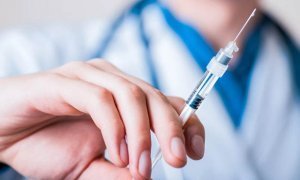 Минздрав приостановил вакцинацию населения из-за пандемии коронавируса
