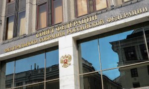 Совет Федерации поддержал закон о наказании чиновников за оскорбление граждан
