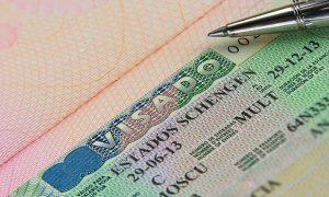 Власти ЕС пообещали продлить визы россиян, которые не могут уехать на родину из-за коронавируса