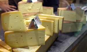 Петербургский суд признал запрещенной информацию о продаже санкционных сыров и хамона