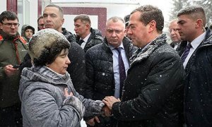 Жительница Алтайского края заявила, что не вставала на колени перед Медведевым