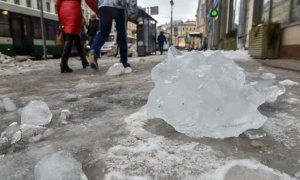 Петербургский суд присудил 500 тысяч рублей пострадавшему в результате падения на него глыбы льда с крыши
