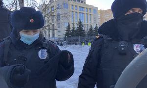 В Москве полицейские во время разгонов митингов заклеивают пленкой идентификационные жетоны