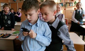 Московские власти отказались вводить запрет на использование телефонов в школе