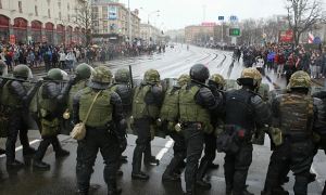 В белорусской милиции назвали безопасным использование резиновых дубинок против участников протеста