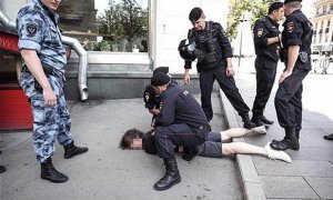 Мосгорсуд отменил штраф Константину Коновалову, которому полицейские сломали ногу при задержании