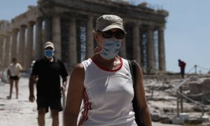Власти Греции ввели штрафы для пожилых граждан за отказ от вакцинации