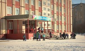 В Барнауле около 140 учеников одной школы обратились в больницы с признаками отравления