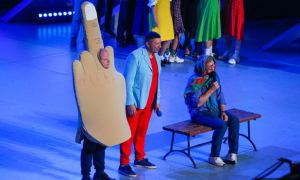 В выпуске «Встреча выпускников КВН» вырезали шутку про телеведущего Владимира Соловьева, где ему показали средний палец