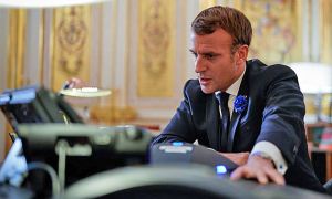 Президент Франции призвал Путина остановить боевые действия на Украине