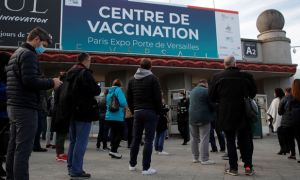 Во Франции объявили всеобщую ревакцинацию взрослого населения от COVID-19