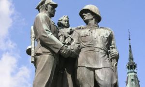 Власти Польши решили снести 60 памятников советским солдатам