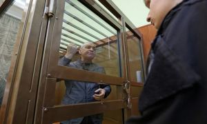 Голодающему Александру Шестуну продлили содержание в карцере на неделю 