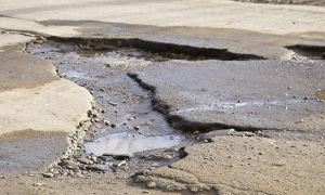 Глава Крыма обязал чиновников лично подсчитывать все ямы на дорогах