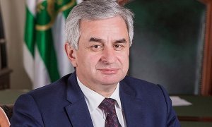 Парламент Абхазии призвал президента Рауля Хаджимбу добровольно уйти в отставку