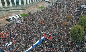 Полицейские сочли «массовыми беспорядками» прогулки москвичей по городу после согласованного митинга