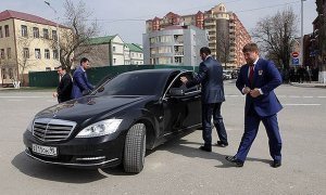 Кортеж Рамзана Кадырова из 15 автомобилей объяснили наличием у него множества врагов