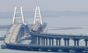 Движение транспорта по Крымскому мосту приостановили из-за снегопада