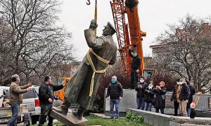 МИД России предложил объявлять недружественными страны, в которых сносят советские памятники