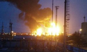В Белгороде загорелась нефтебаза. Губернатор заявил об авиаударе по ней с украинских вертолетов