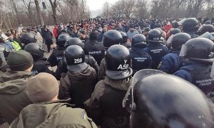 На Украине возмущенные граждане забросали камнями автобусы с эвакуированными из Китая соотечественниками