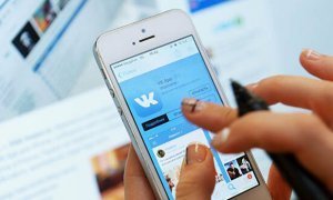 Соцсеть «ВКонтакте» заподозрили в политической рекламе, против которой она выступает