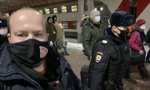 Полицейские задержали соратников Алексея Навального Георгия Албурова и Киру Ярмыш