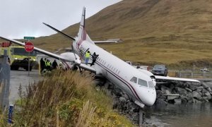 На Аляске пассажирский самолет выкатился за пределы ВПП и повис над водой