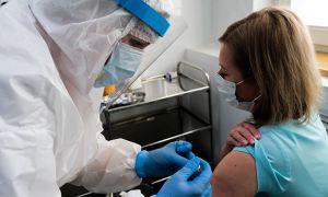 Российские медработники пожаловались на переработку из-за вакцинации населения