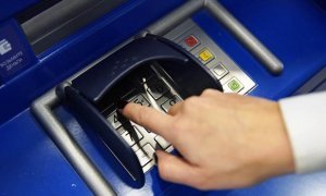 В банках сообщили об угрозе передачи коронавируса через банкоматы