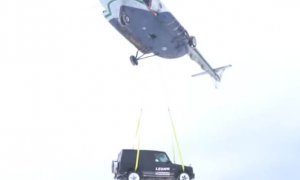 В Карелии двое мужчин на спор сбросили с вертолета внедорожник «Гелентваген»