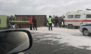 Автомобиль министра культуры Алтайского края попал в ДТП с грузовиком