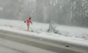 В Башкирии сотруднику коммунальных служб поручили скосить траву в снегопад