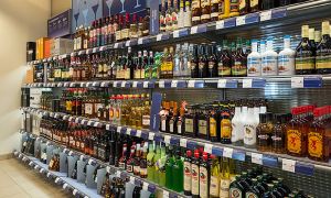 Торговым сетям могут запретить продавать алкоголь и сигареты гражданам с детьми