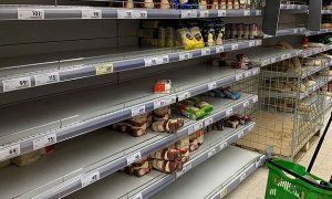 Россияне в ожидании локдауна снова начали скупать продукты