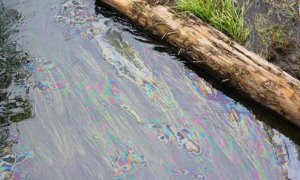 В сочинской реке Ира обнаружили нефтяное пятно, которое движется к Черному морю