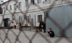 Новосибирский суд признал незаконным требование к осужденным передвигаться по колонии с руками за спиной
