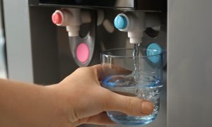 В липецкой школе первокласснику запретили пить воду из кулера из-за отказа родителей скинуться на его покупку