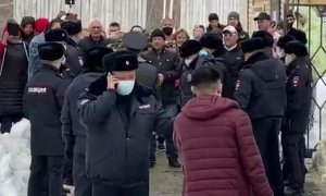 На Сахалине эвакуированных из Таиланда туристов заперли в детском лагере