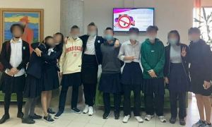 В Казахстане учащиеся элитной школы провели митинг в юбках после суицида своего одноклассника