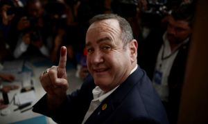Власти Гватемалы заподозрили россиян в подкупе президента «ковром с деньгами»