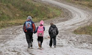 В России более 100 тысяч детей вынуждены добираться до школы пешком десятки километров