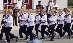 В Подмосковье провели военный парад, на котором третьеклассники маршировали с автоматами