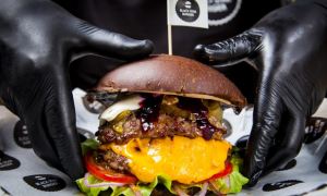 «Аэрофлот» потратит 4,4 млн рублей на еду от Black Star Burger для пассажиров задерживающихся рейсов