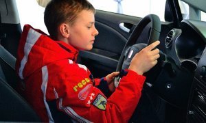 Несовершеннолетним россиянам могут разрешить водить машину после сдачи экзаменов