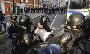 Полицейский написал заявление на задержанную активистку из-за слов о том, что у него «нет совести»