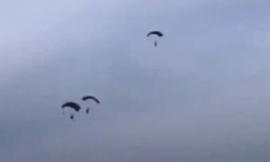 В Белоруссии во время прыжков с парашютом погибли двое российских военных