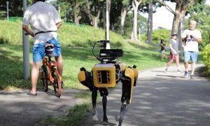 В Сингапуре соблюдение социальной дистанции между людьми проверяет робот-собака